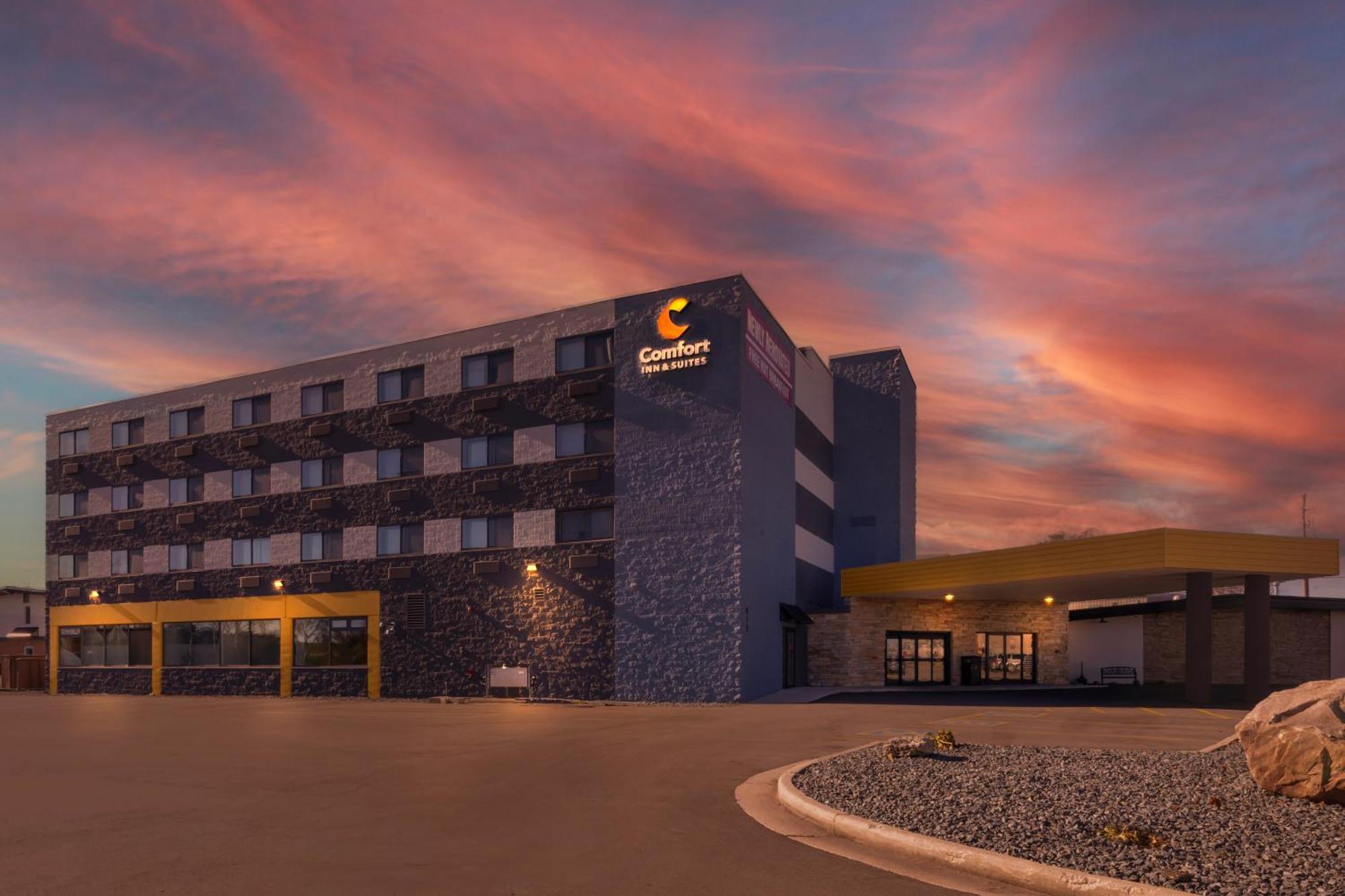 Comfort Inn & Suites Beaver Dam Esterno foto